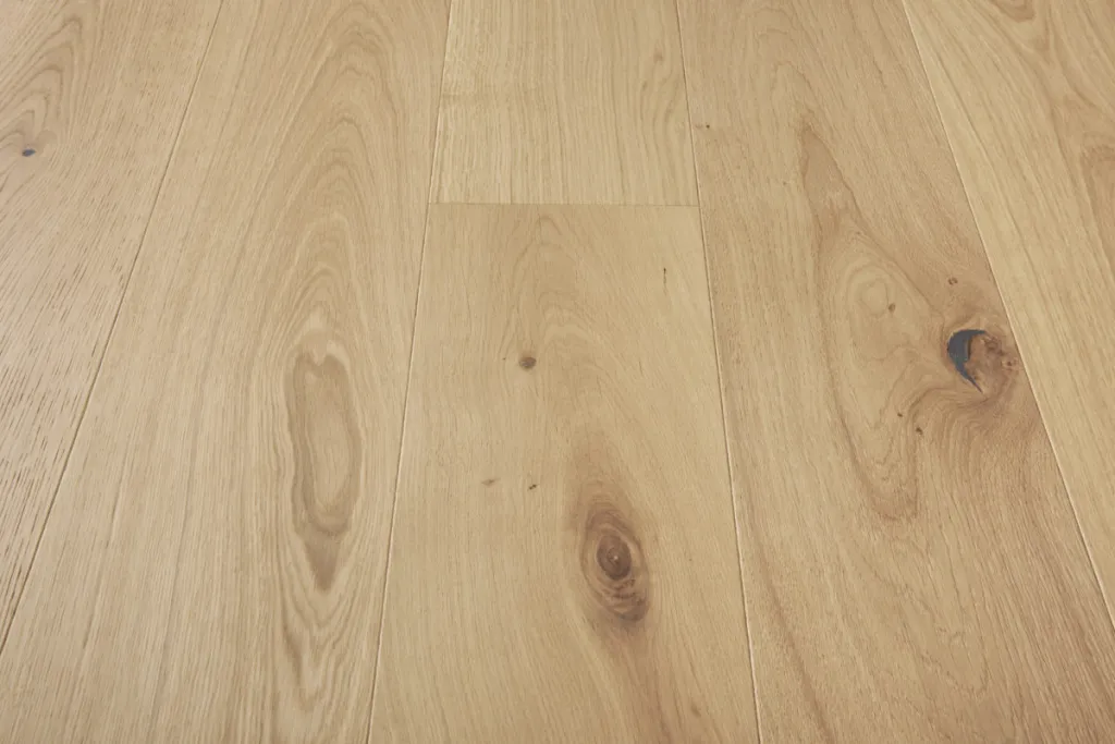 Besoin d’un parquet naturel et moderne ? Le parquet Biarritz est disponible dans vos showrooms Le Comptoir du Sol à Franqueville-Saint-Pierre et Dieppe.