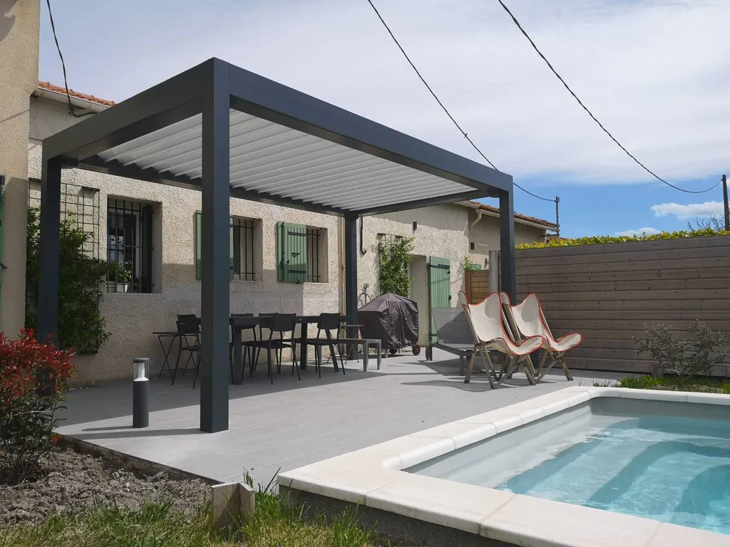 Exemple de pergola bioclimatique en aluminium gris anthracite dans le Luberon (84)
