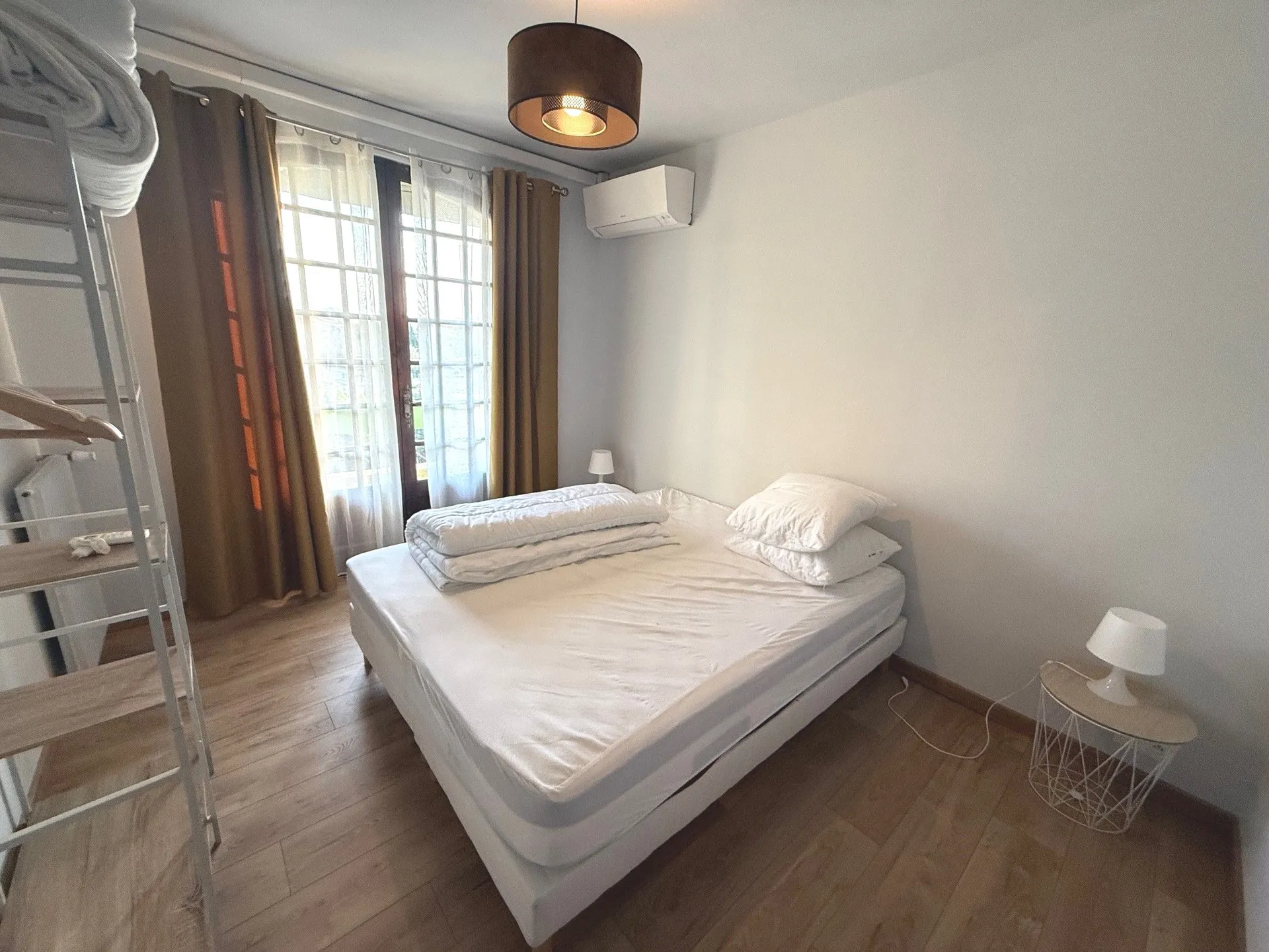 A vendre spacieuse villa avec 5 chambres et piscine, La Ciotat, quartier Nord, bénéficiant d'un accès rapide aux autoroutes