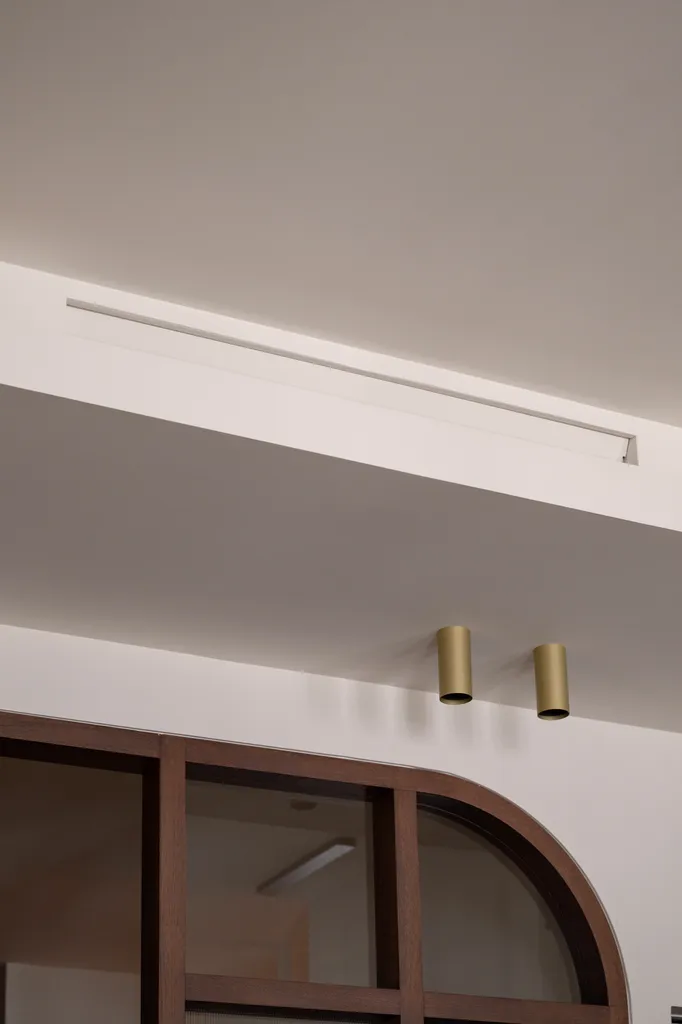 Pose d’une climatisation gainable à Lyon sur système DRV Panasonic avec zoning Airzone et grilles sur mesure intégrées aux moulures