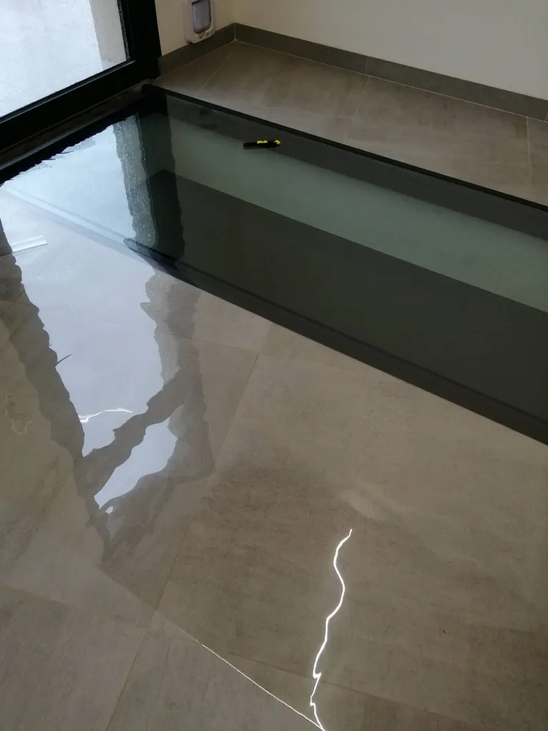 Pose d'un films Anti Grafitti sur sol en verre chez un particulier. Toulon