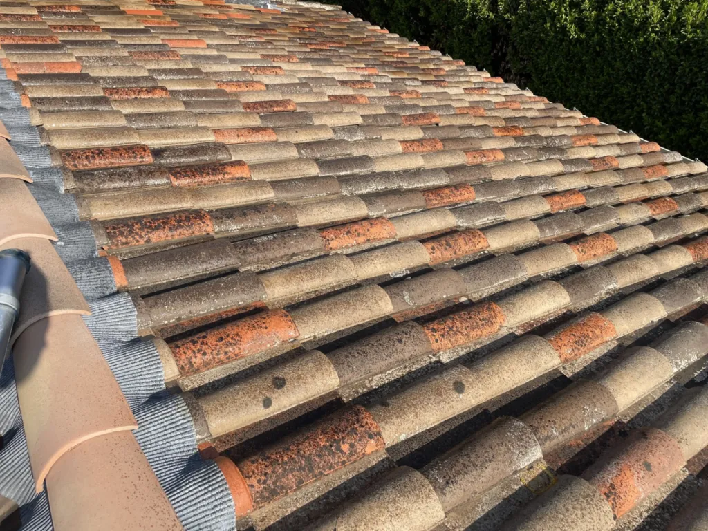 Nettoyage de toiture en tuile mécanique Romane d'une maison individuelle sur Martigues