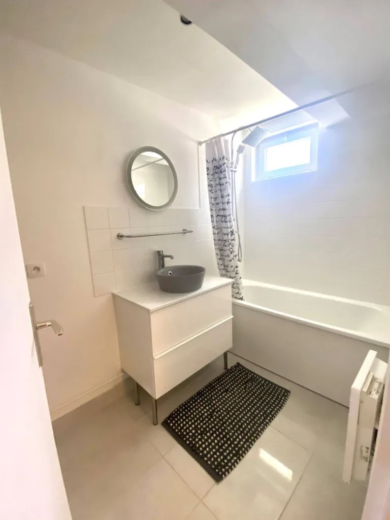 Salle de bain spacieuse