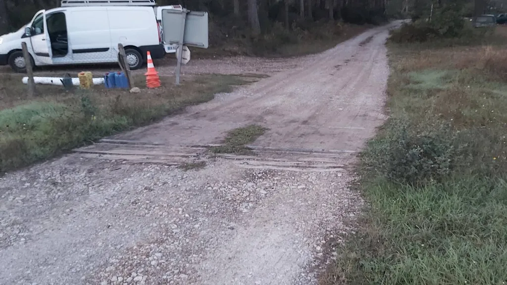 Remise en état d'un passage à niveau en enrobé de bitume noir à Meyreuil dans les Bouches du Rhône.