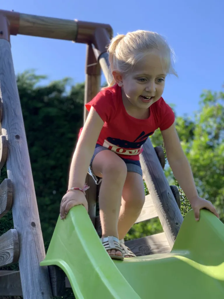 Installation jeux enfants cour d'écoles sur Lyon et sa région
