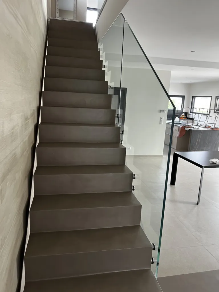Montée escalier avec protection garde-corps verres Ouest lyonnais