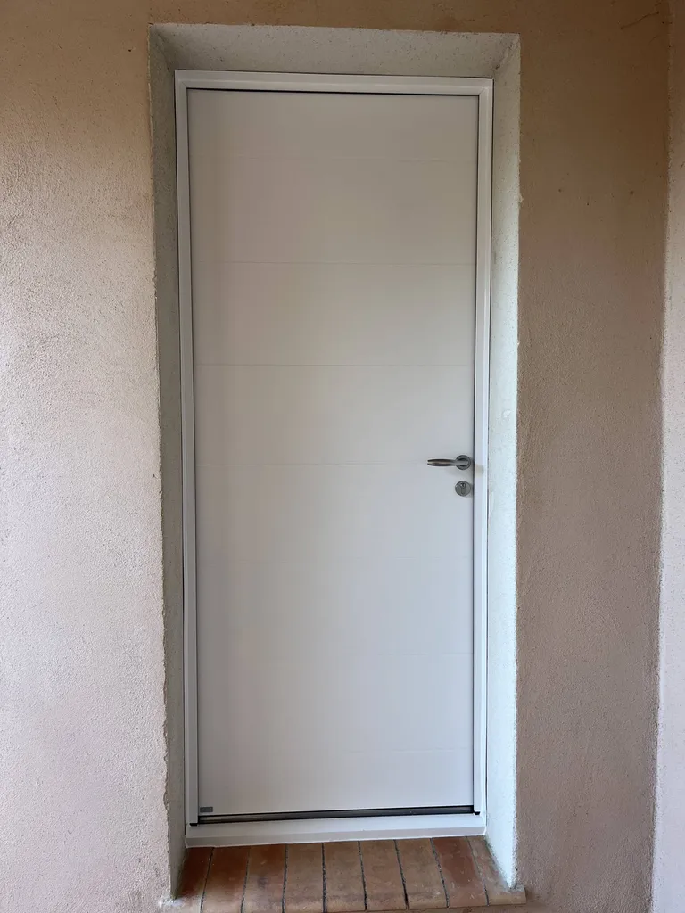 Installation d'une porte d'entrée pleine en aluminium sur mesure à OPPEDE