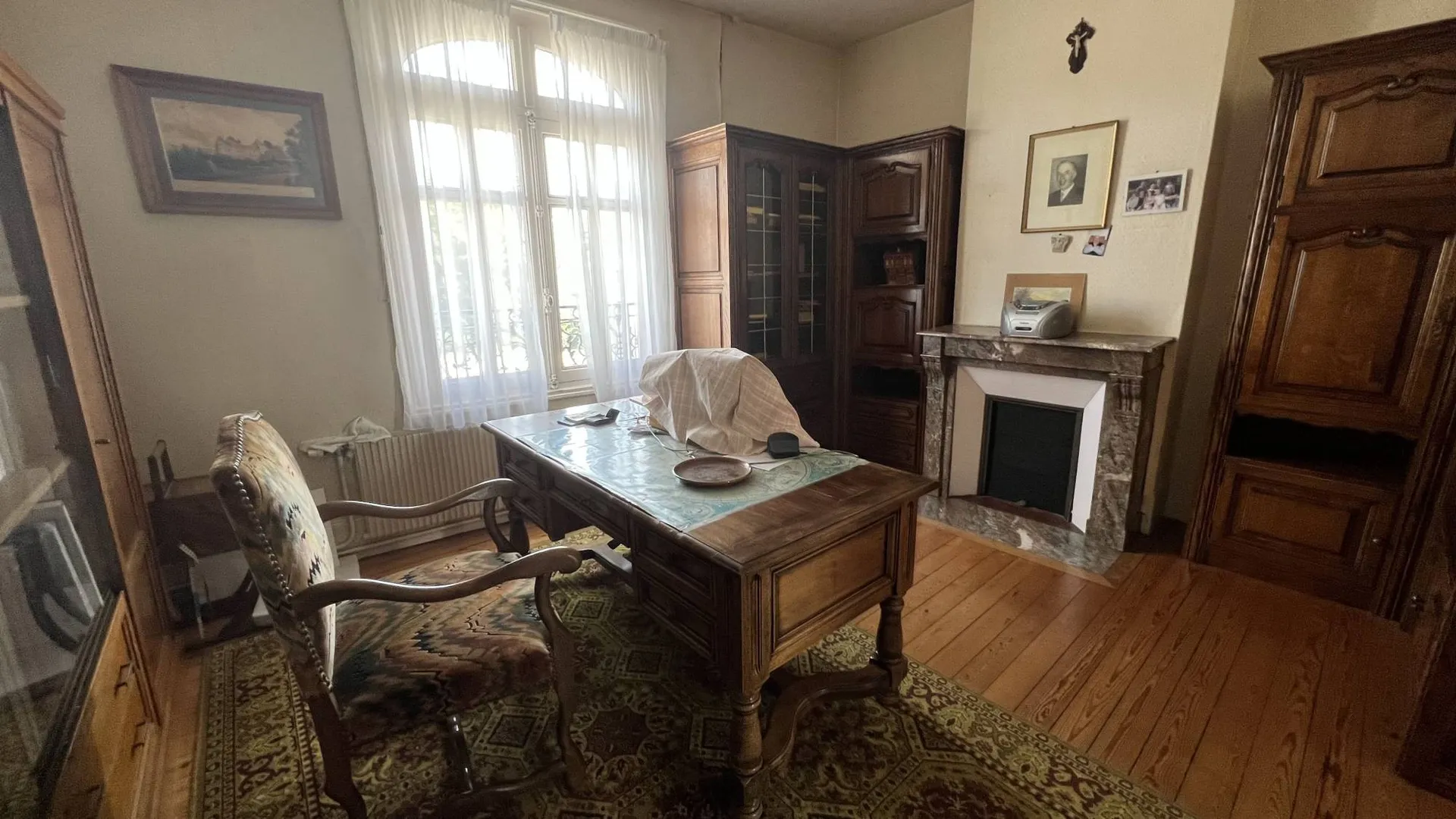 Maison de ville de charmes à rénover, 176m² habitables, 8 chambres, sous-sol complet et patio, située en plein centre historique de Eu 76260.