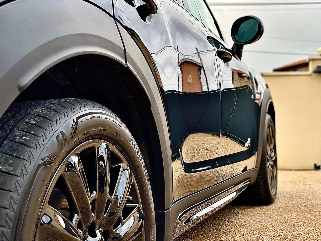 Traitement céramique pour protéger la carrosserie d'une Mini Countryman S à Brindas