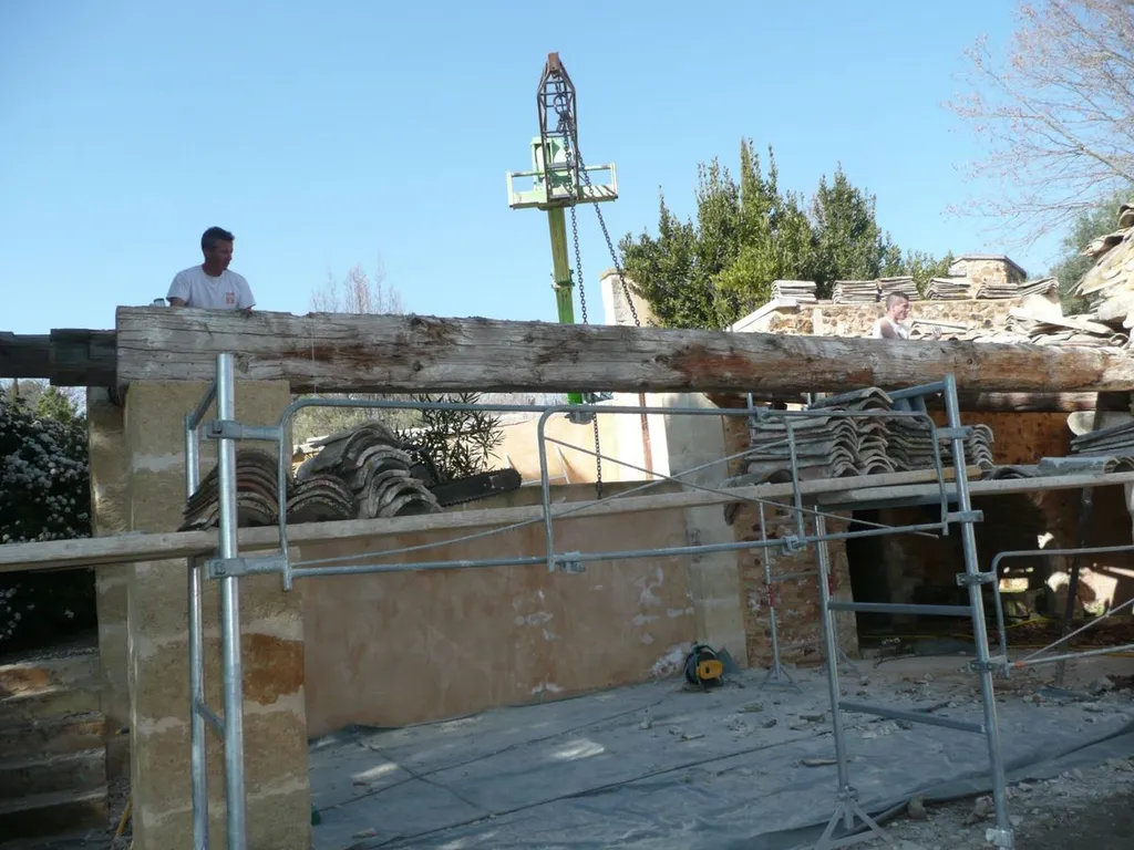 Supervision of the renovation of a pool house roof in a nice bastide in Roussillon