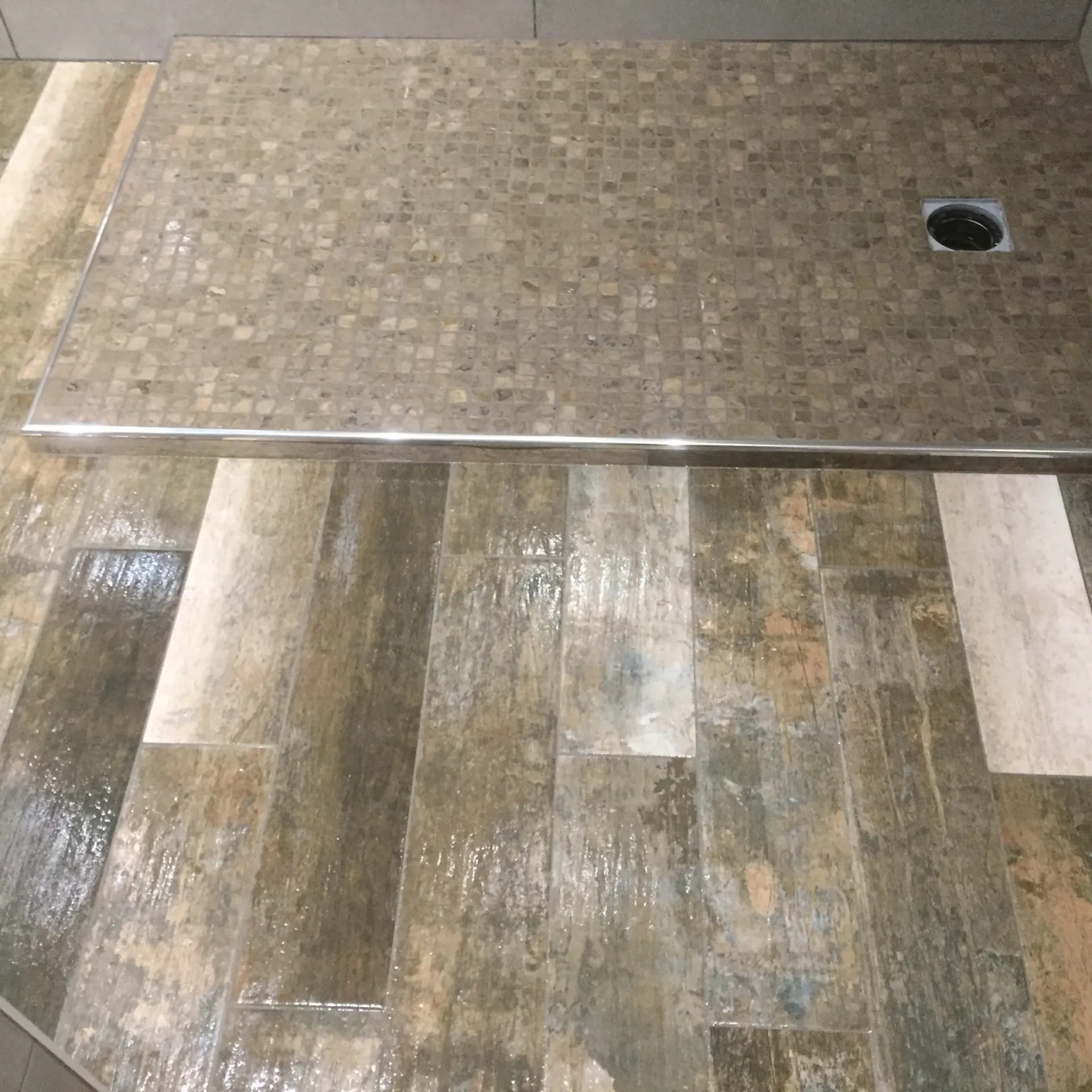 Engager un professionnel pour la rénovation d'une salle de bain avec création de douche à l'italienne proche de Bernay 27