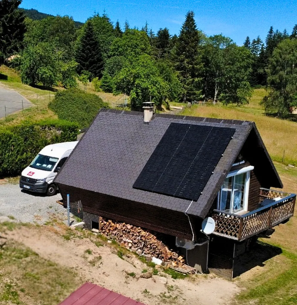Installation photovoltaïque 6 panneaux solaires (3 kWc) avec batterie virtuelle mylight150 à Saint-Jean-la-Vêtre à côté de Noirétable dans la Loire (42)