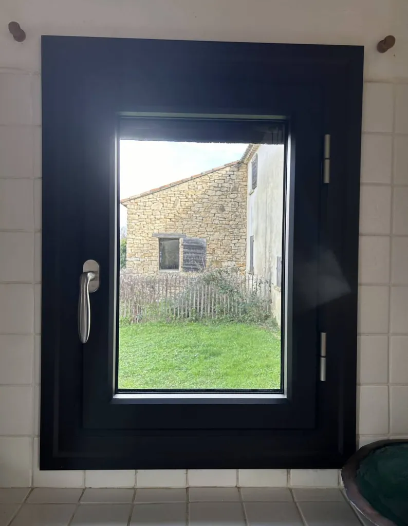 Installation de menuiseries en aluminium de la marque OuvertureS