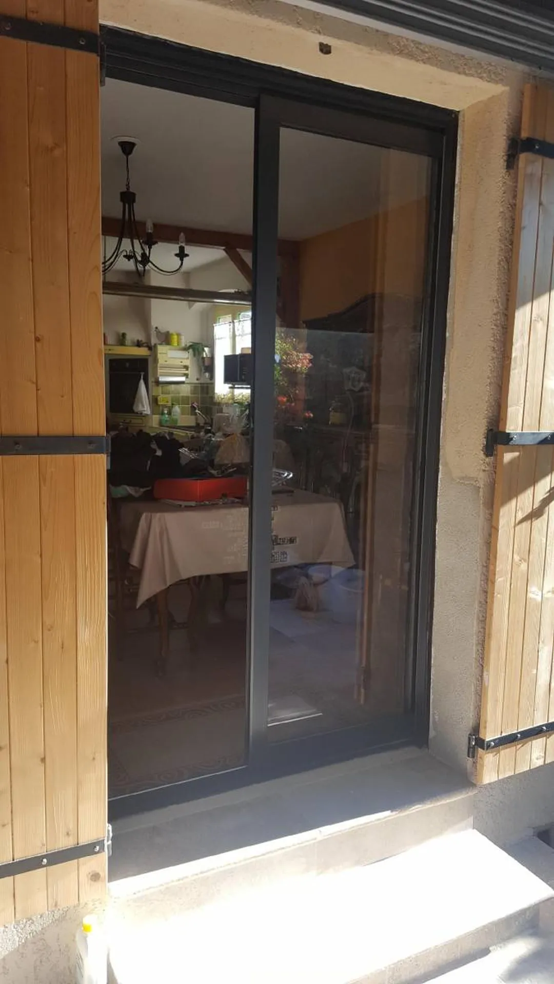 Baie vitrée coulissante à glandage en ALU vue extérieure à PUYRiCARD