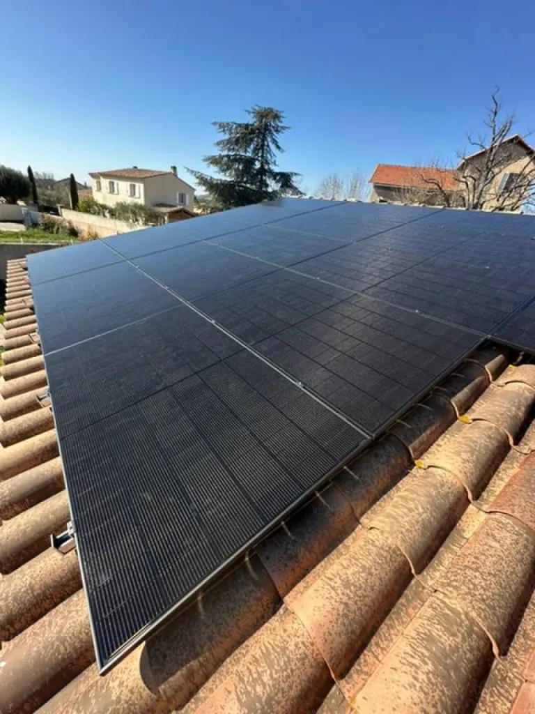 Installation de 18 panneaux solaires Dmegs sur une toiture de maison à Marseille