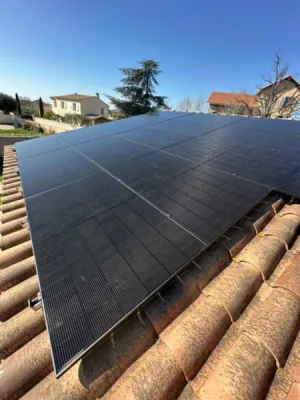 Installation de 18 panneaux solaires Dmegs sur une toiture de maison à Marseille