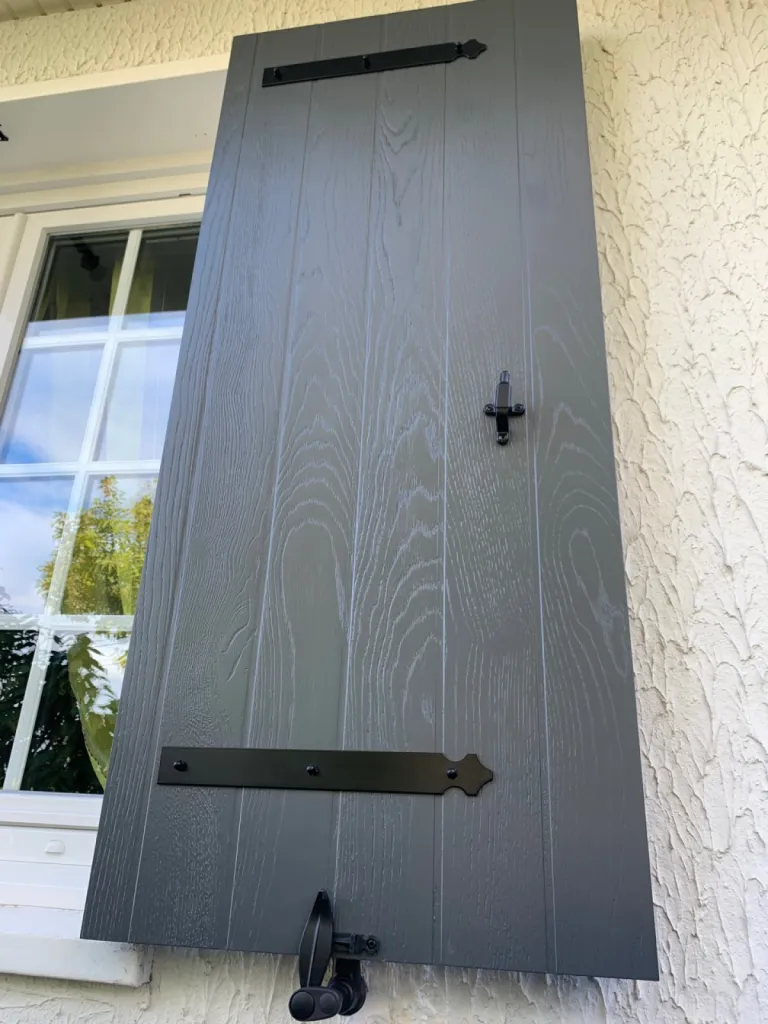 Réalisation d’un chantier de volets battants sans entretien avec l’aspect du bois sur Epouville 