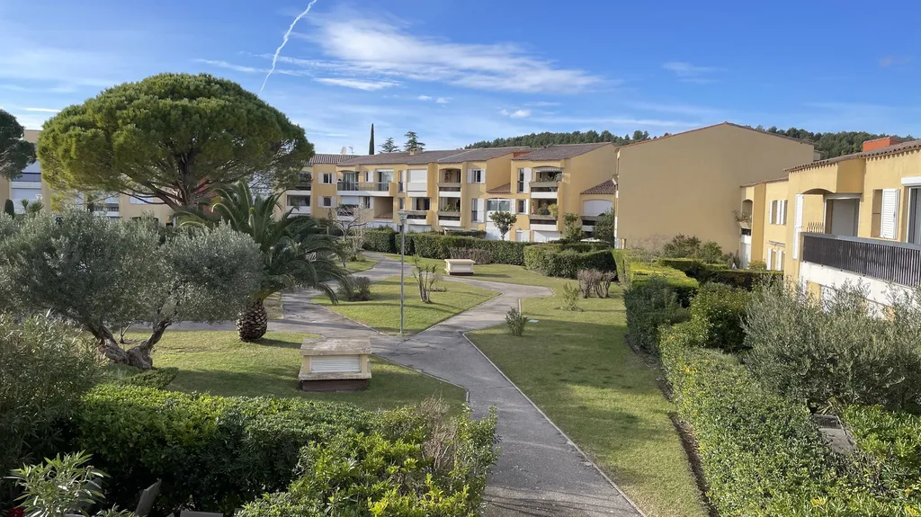 Vente appartement T3 Cassis dans une résidence sur les hauteurs du village avec piscine en dernier étage avec ascenseur & terrasse