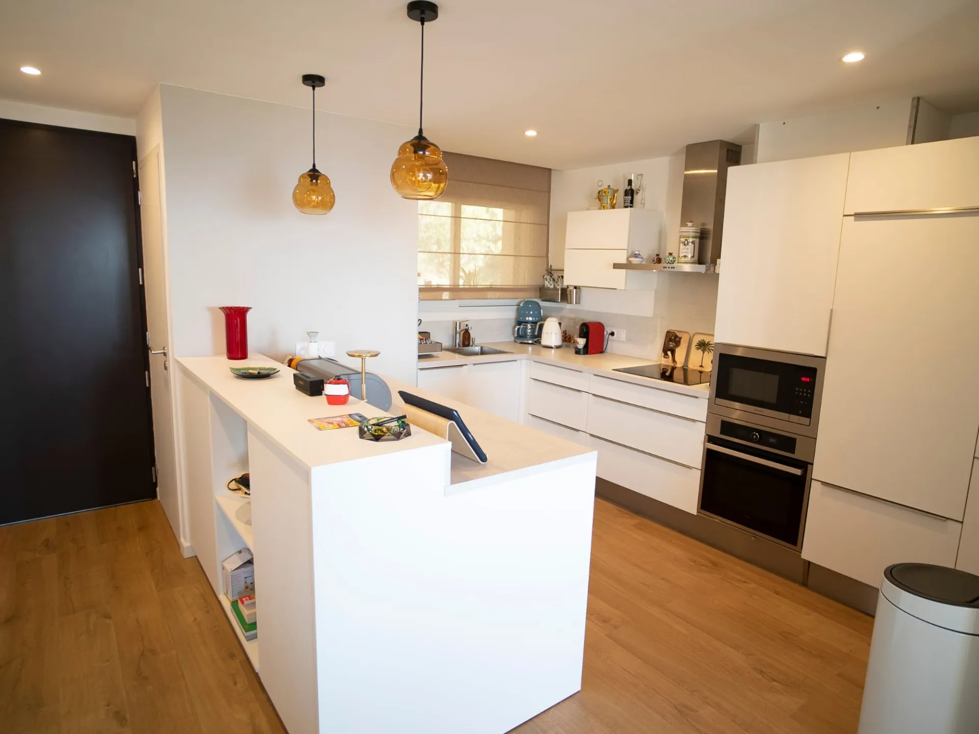 Aménagement d'une cuisine avec un îlot multifonction au Lavandou dans le Var