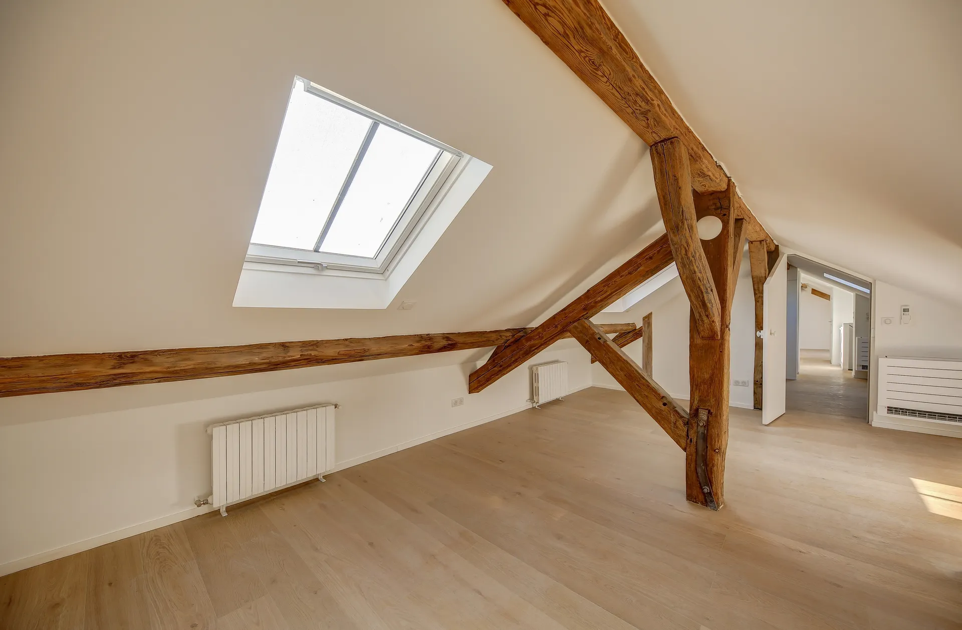 A louer appartement d'exception dans un hôtel particulier en centre-ville de Saint Germain en Laye, 4 chambres, parking, bus lycée international.