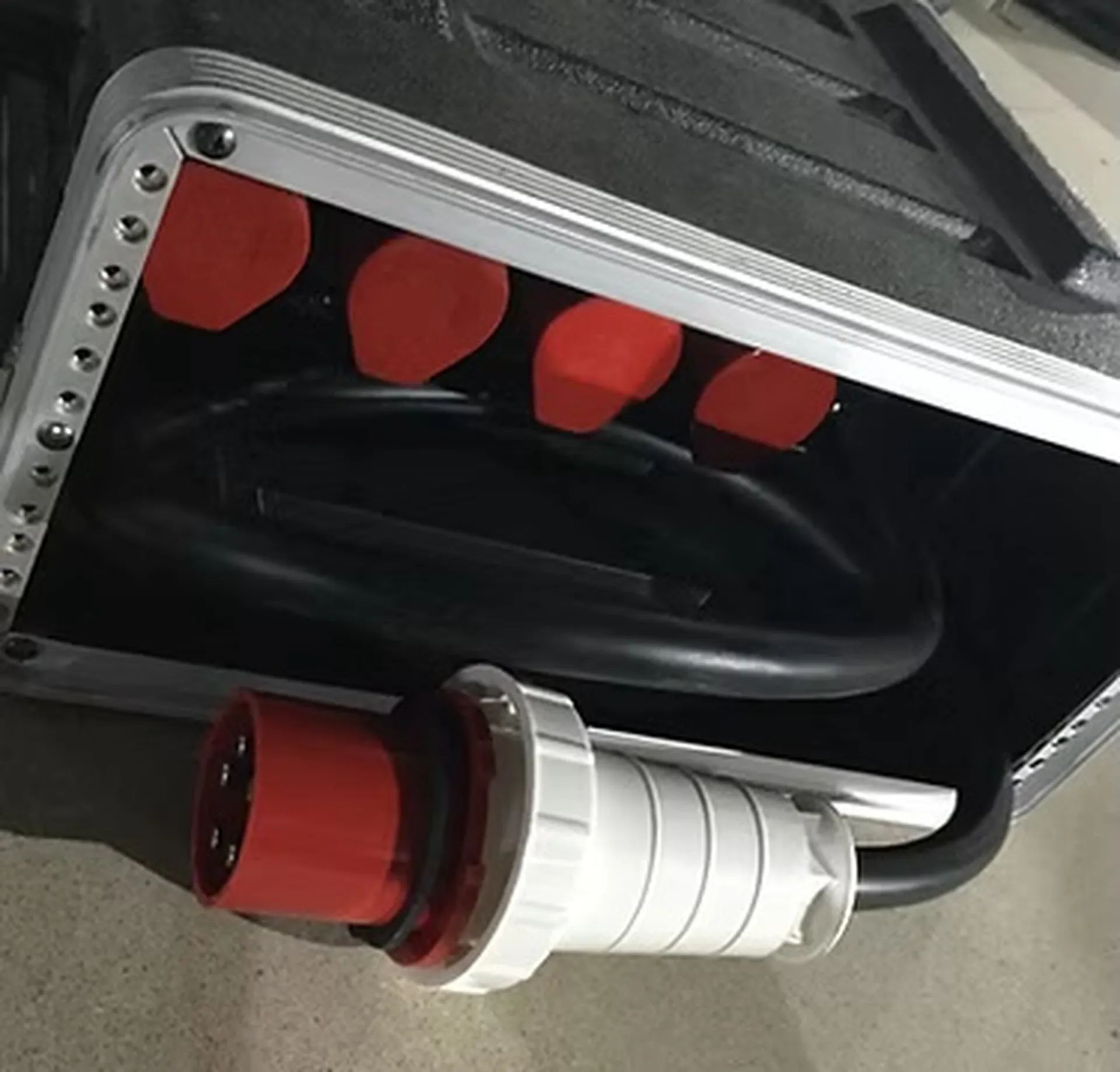 BLOC ALIMENTATION 63A TRI VERS 4X 32A TRI