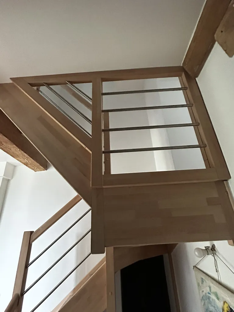 Vue d’ensemble de l’escalier 3 volées avec paliers en bois après installation dans une rénovation à Villefranche-sur-Saône