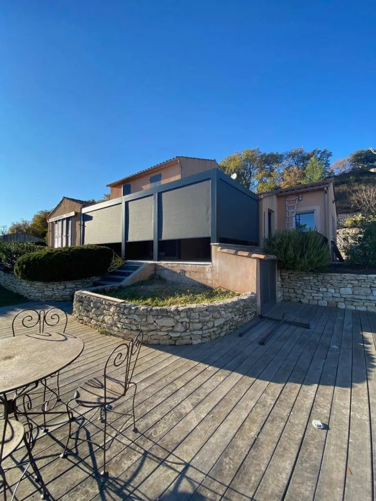 Installation et pose d'une pergola bioclimatique design de marque Marquise à Sausset Les Pins