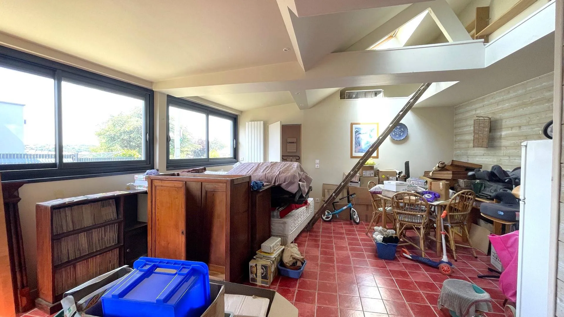 Maison à vendre avec studio et mezzanine** : Un studio avec mezzanine, une chaufferie et un WC indépendant complètent le rez-de-chaussée.