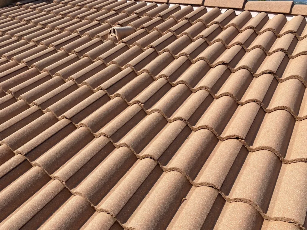 Nettoyage et traitement d’une toiture de maison près de Martigues.