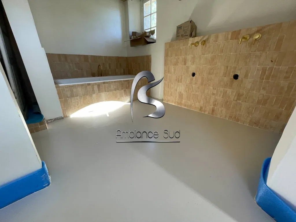 Rénovation d'une maison avec la pose d'un béton ciré coulé