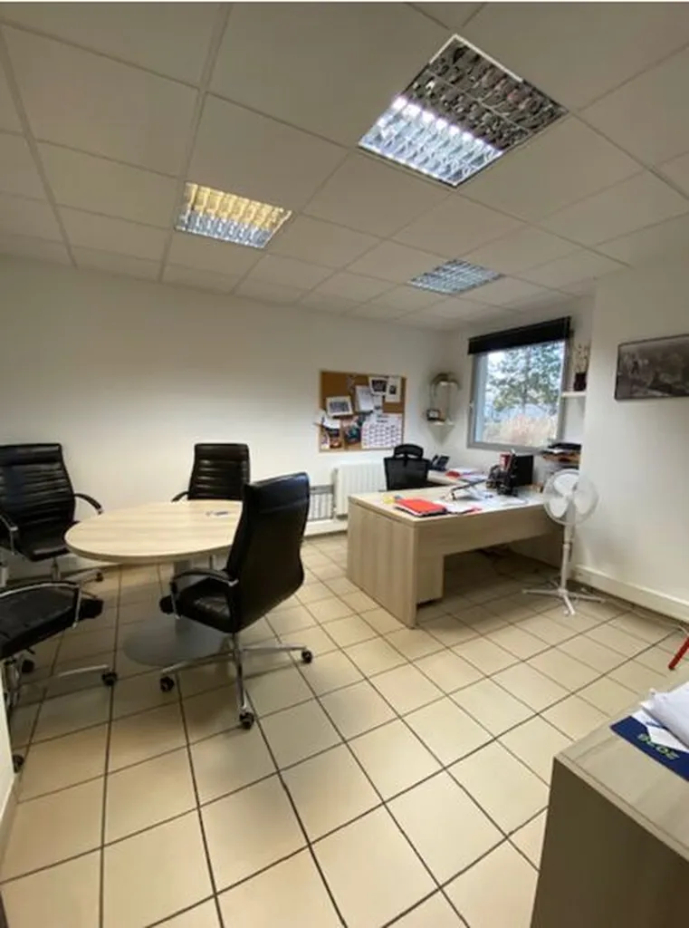 GONFREVILLE L'ORCHER - A LOUER Bureaux de 250 m² sur un site mixte de bureaux et d'activités