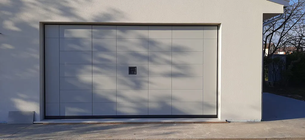 Portes de garage basculantes Silvelox Secur et Secur Plus en Corse-du-Sud : contrepoids auto-releveur breveté, sans rails au plafond, bois Okoumé et certification anti-effraction classe 3 pour exigences les plus élevées