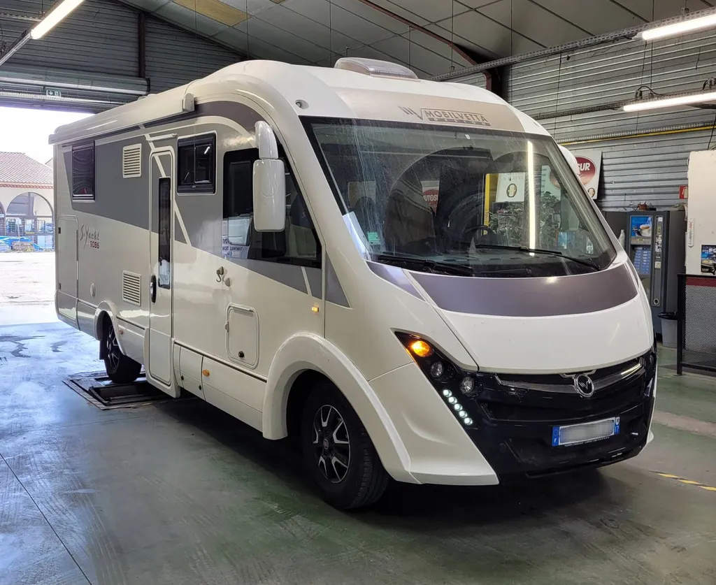 Un camping-car effectue son contrôle technique dans le centre Autosur Martigues près de Fos-sur-Mer