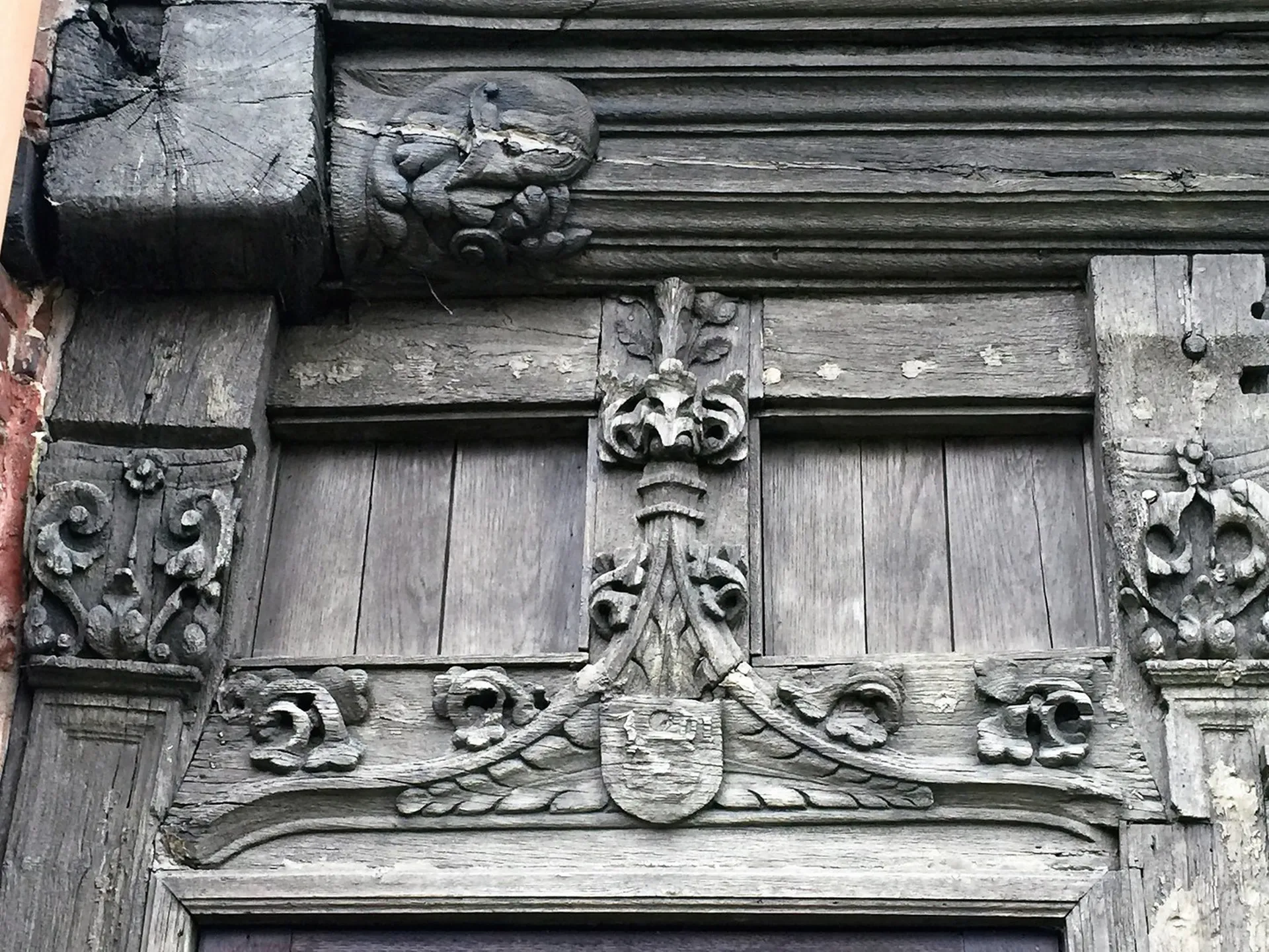 Boiseries d'époque XVIème, parquets, cheminées, décors en bois sculpté