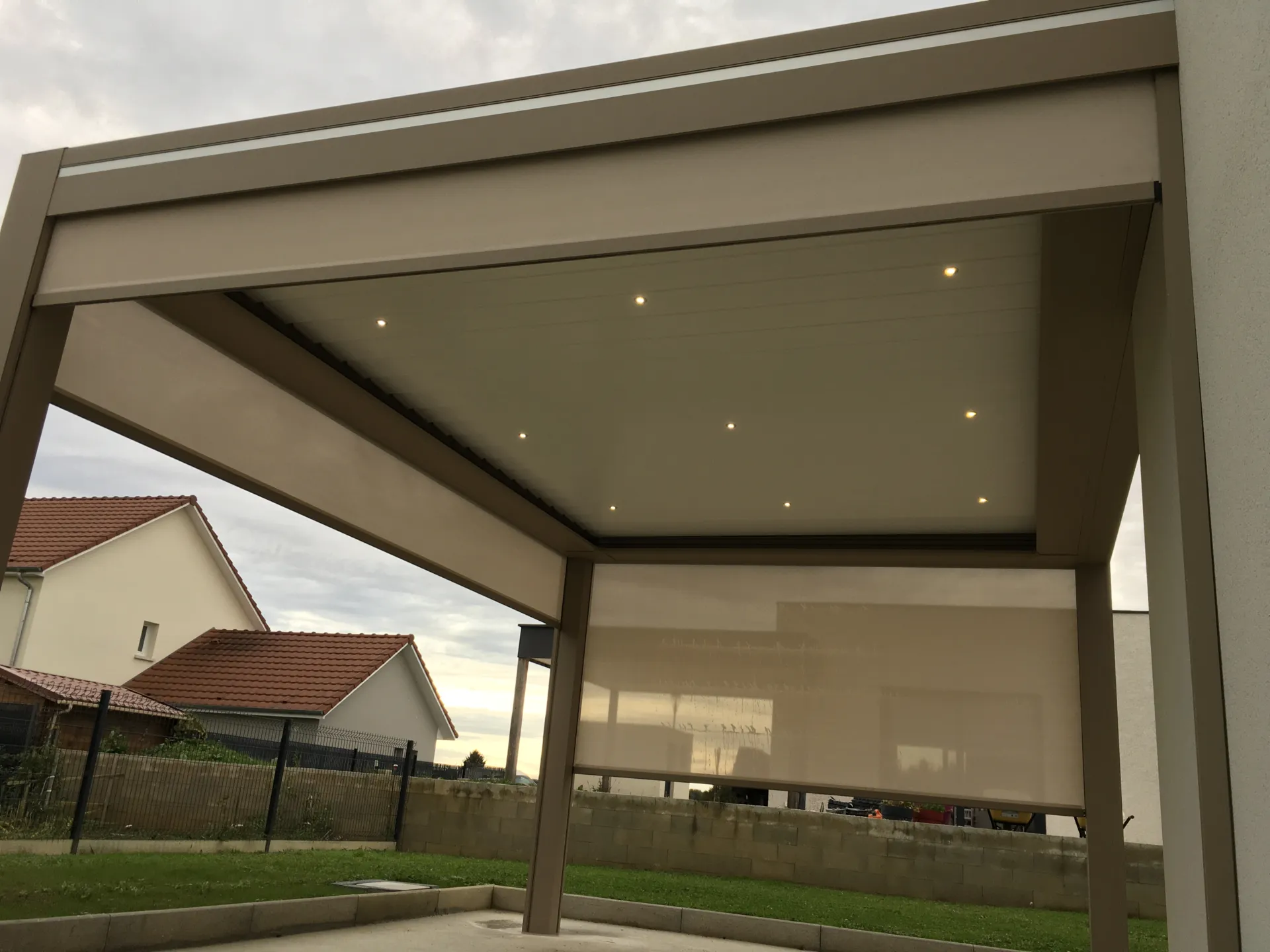 Pergola bioclimatique aluminium beige de 5m x 3,50m avec éclairage intégré dans les lames orientables à Grandvillars près de Montbéliard