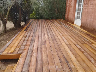 Réalisation d'une terrasse sur dalle béton sur plot PVC en itauba à Gigean à côté du Bassin de Thau