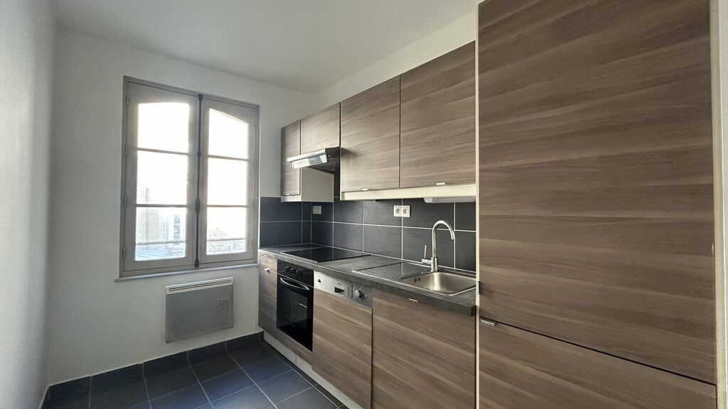 À vendre : Idéalement situé entre la plage et le centre-ville, ce bel appartement vous séduira par son charme et sa praticité