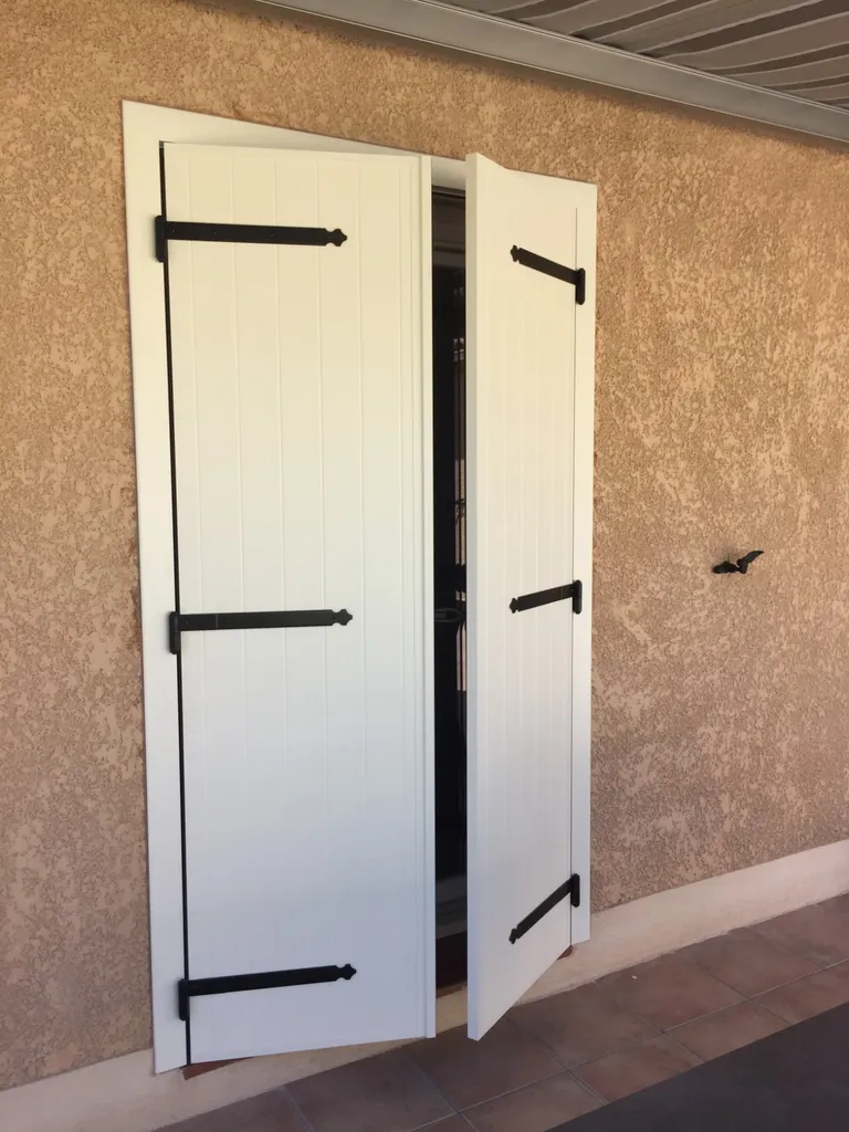 Volets battants isolé blanc sur Martigues 