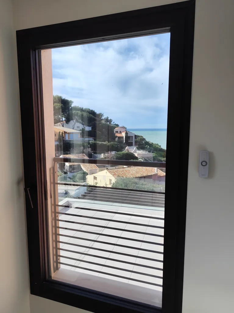 Pose de films solaire anti chaleur sur un puit de lumière et fenêtres chez un particulier au Rove 13