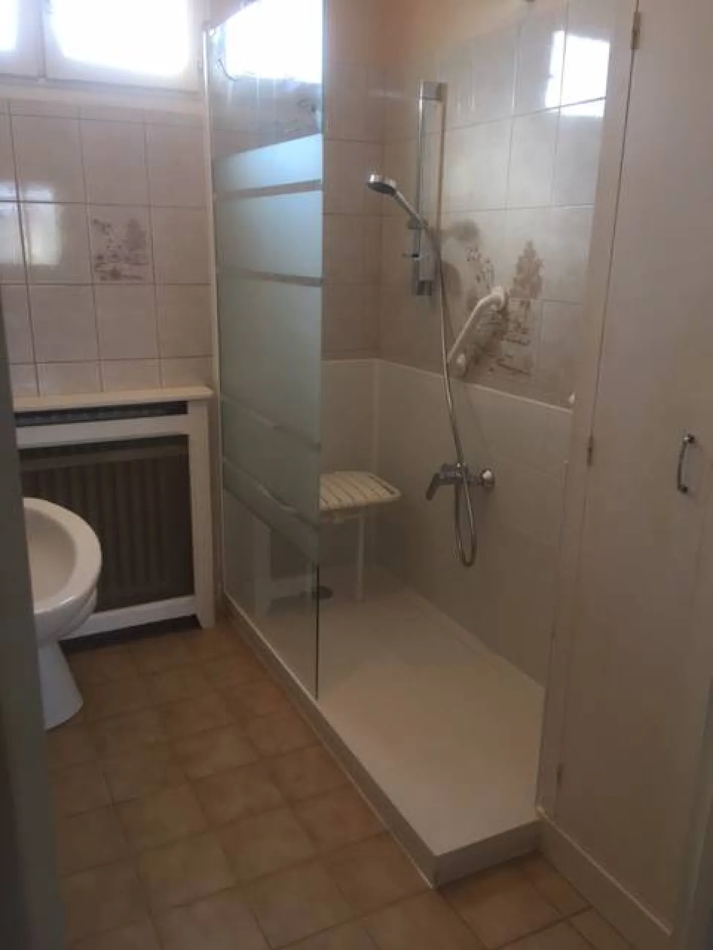 Remplacement d'une baignoire par douche sécurisée pour sénior à La-Seyne-sur-Mer, Var (83)