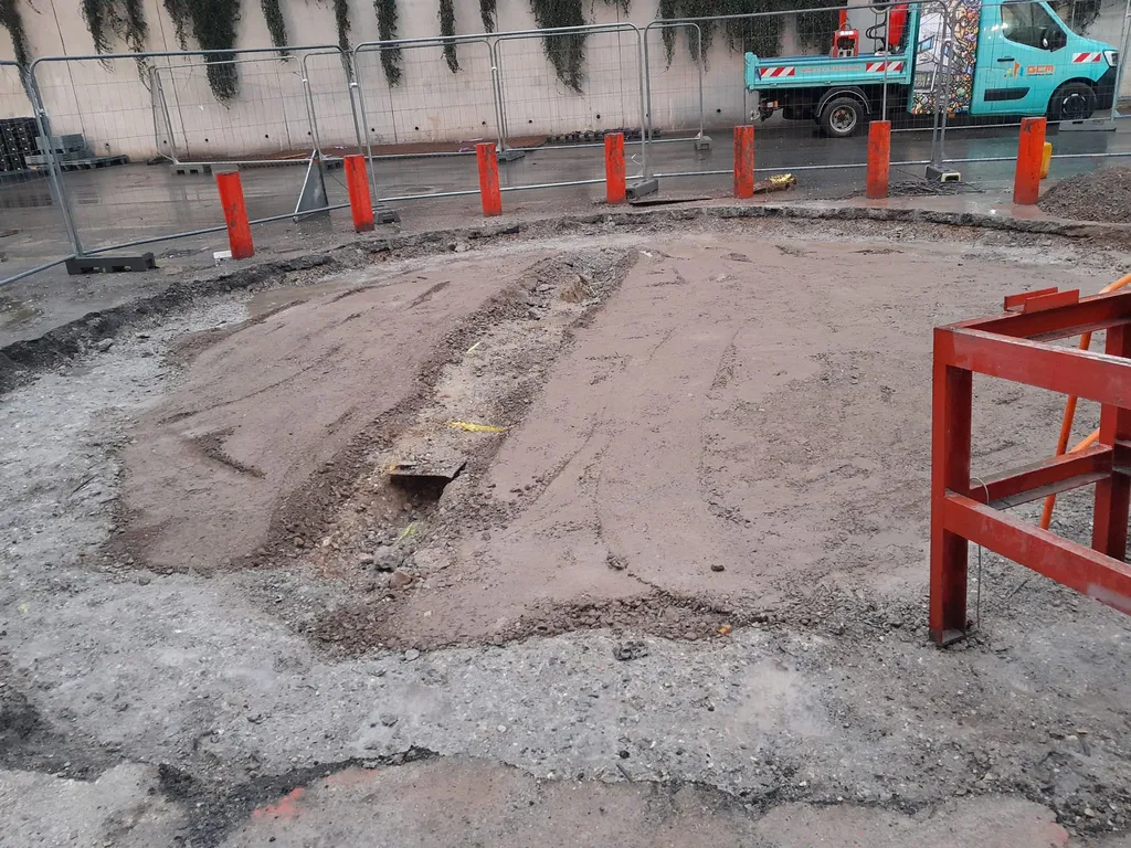 Entreprise de démolition à Ecully, près de Lyon: démolition de dalle béton avec pelle mécanique et BRH