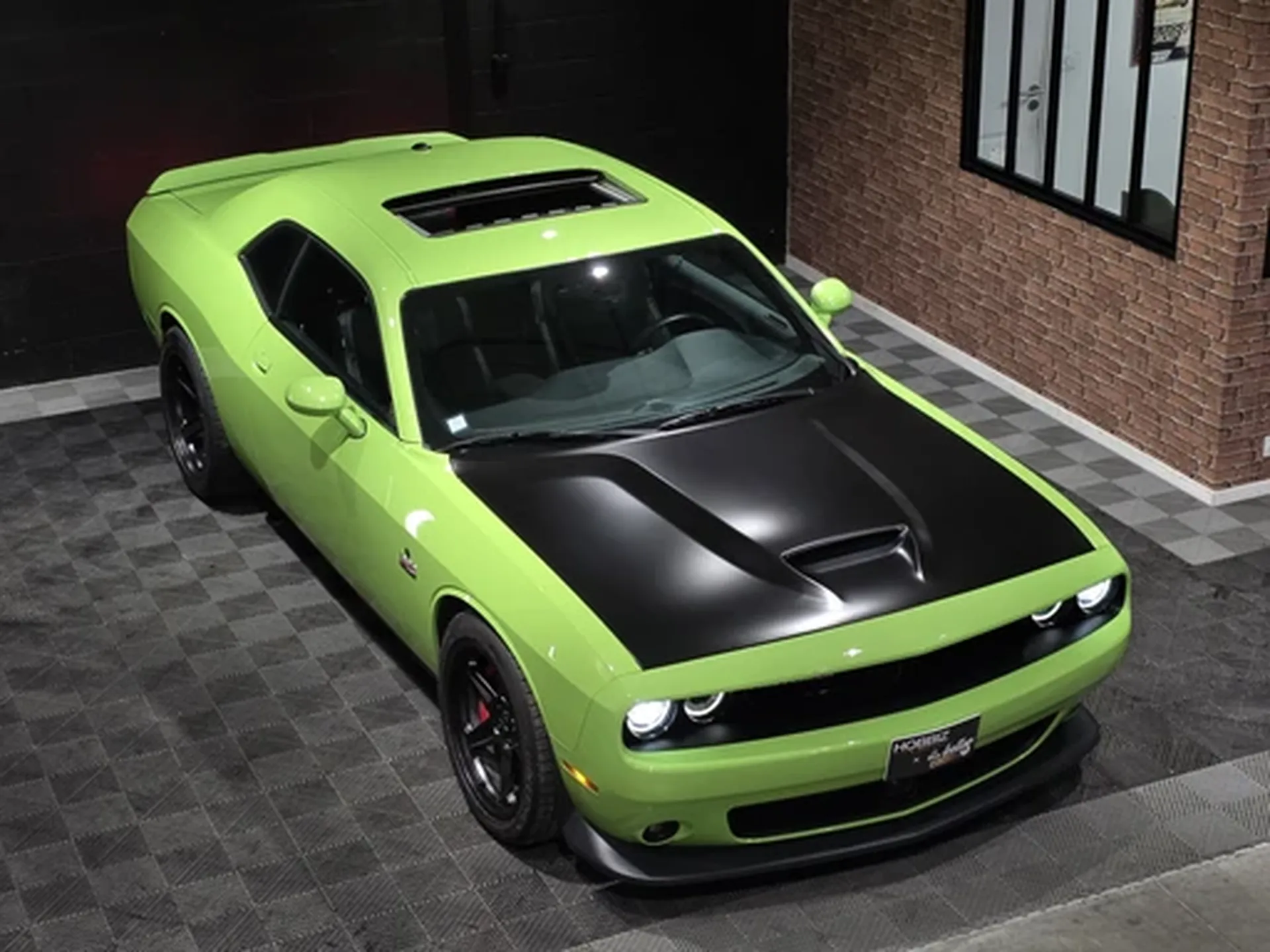 Dodge Challenger SRT 392 verte capot noir satiné vue plongeante – muscle car américaine premium