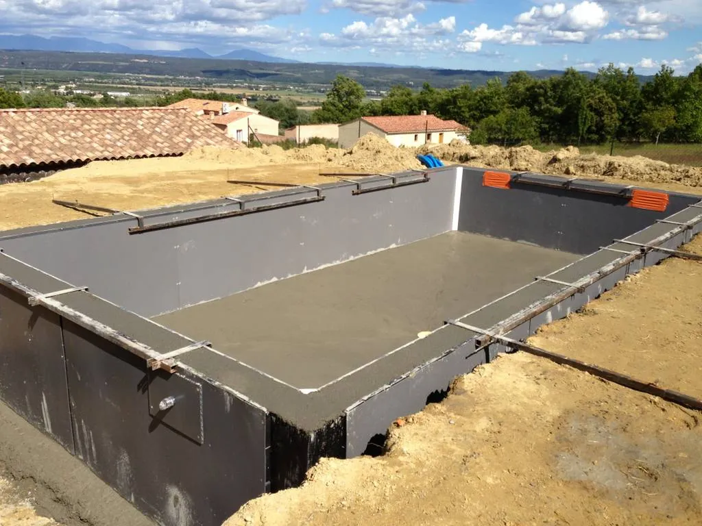Coulage piscine béton par Aquarev'Piscines à Pierrevert 04860