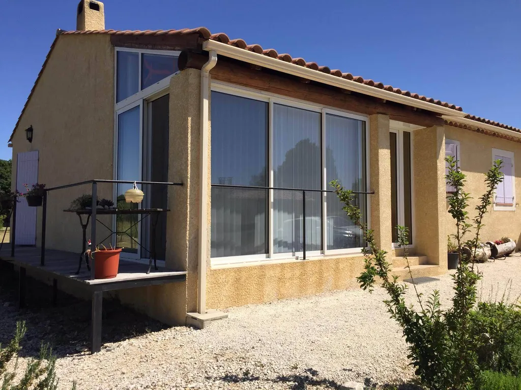 Fermeture de terrasse à REVEST DU BION avec des baies vitrées en aluminium blanc Grosfillex 