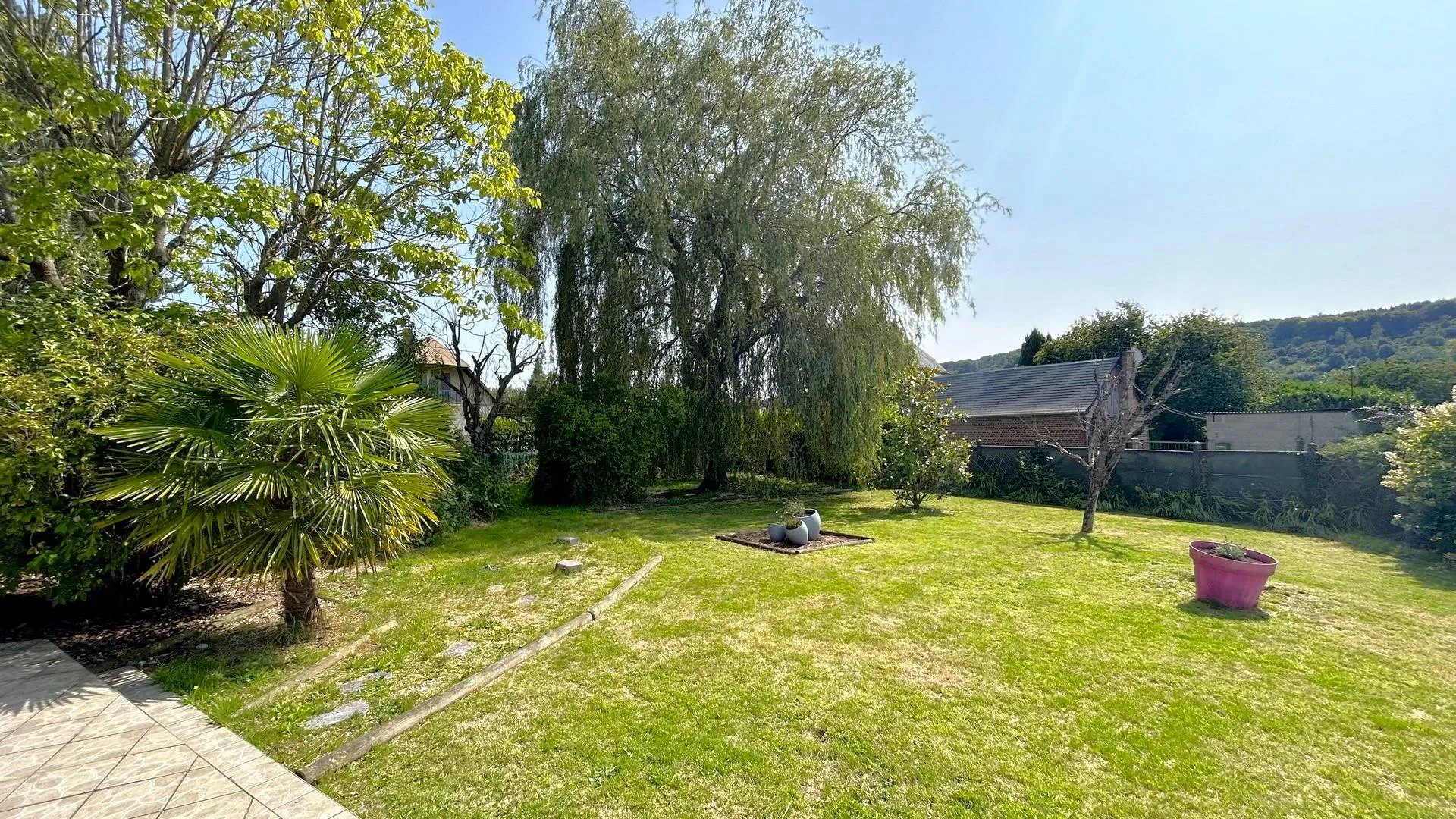 Longère à vendre proche des commodités locales** : Idéalement située, parfaite pour ceux recherchant espace, tranquillité, et proximité des commodités locales.