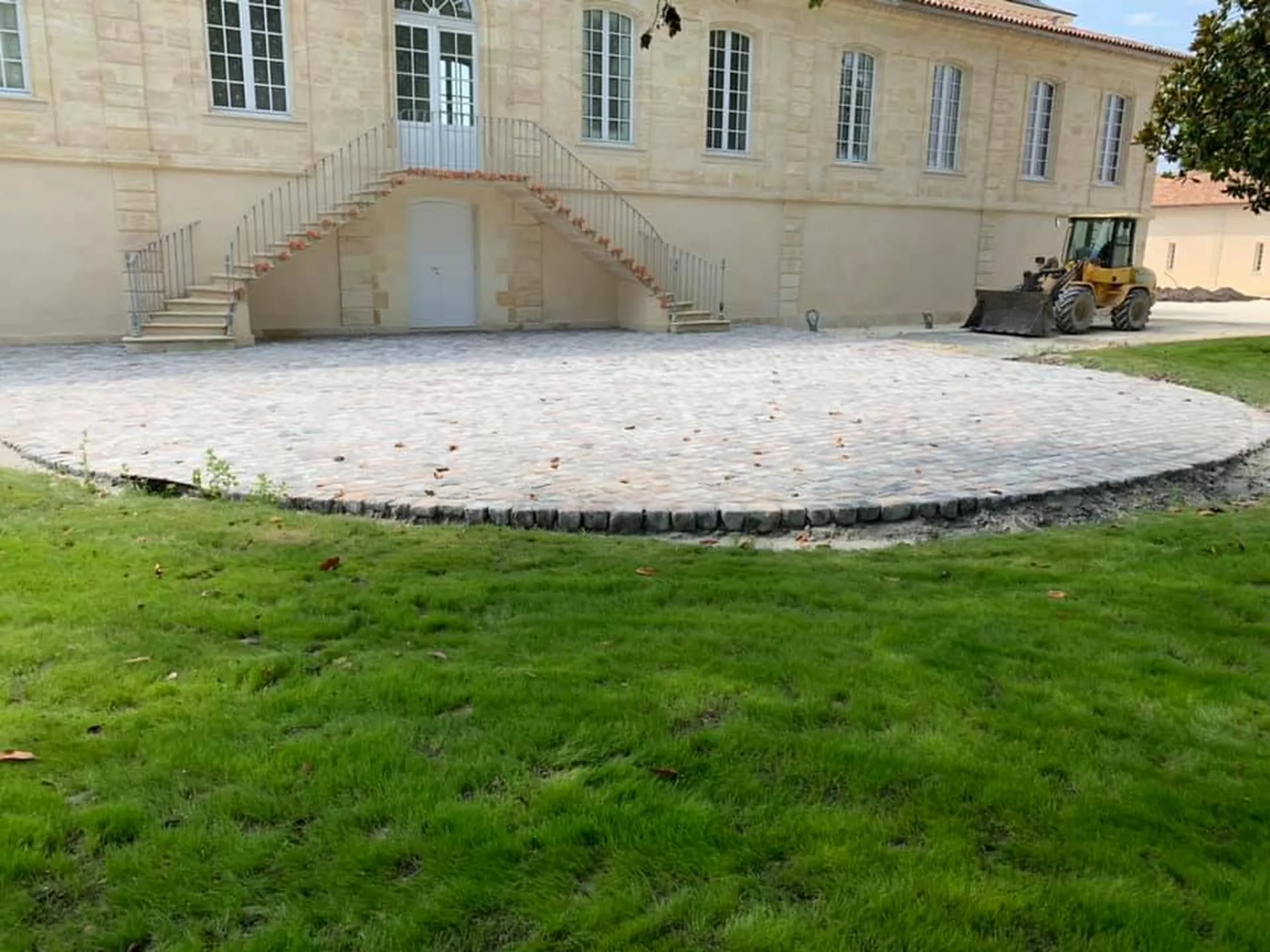 Terrassement, pavage, aménagement de jardins, faites confiance à un spécialiste du terrassement en Médoc.