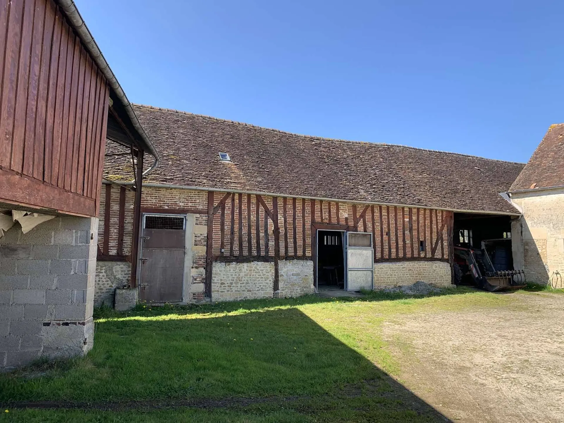 Dans le département de l'ORNE 61, entre ALMENECHES et le HARAS DU PIN, l'Agence TERRES ET DEMEURES DE NORMANDIE à LISIEUX (14100) - 41 Avenue Victor HUGO, vous propose en EXCLUSIVITE cette exploitation agricole située au milieu de nombreux haras d'él