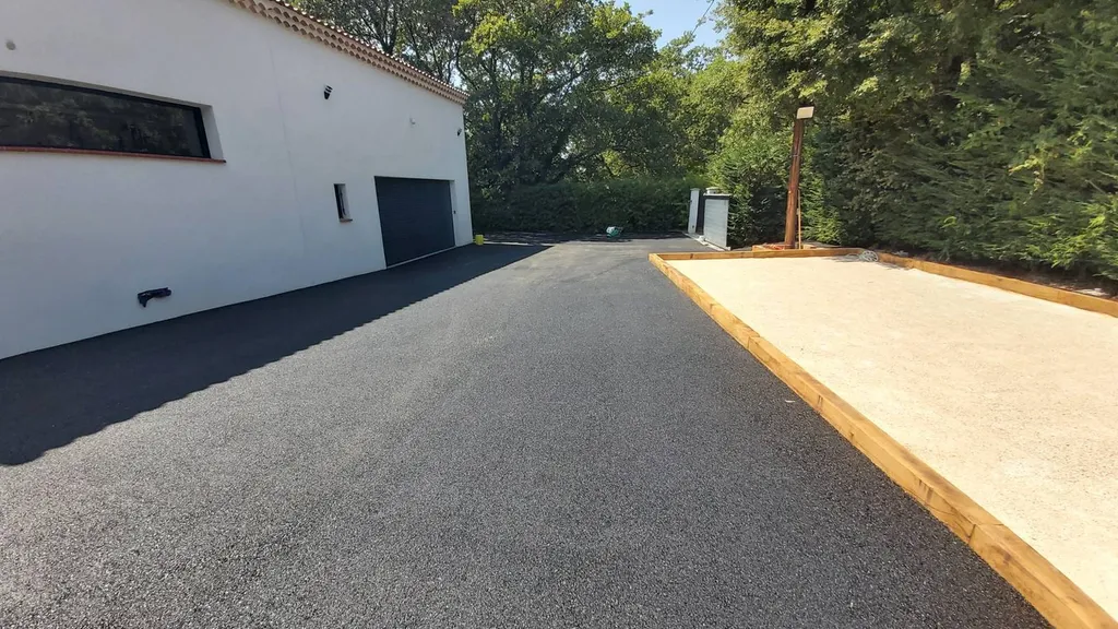 Construction d'un terrain de pétanque à Auriol près d'Aubagne par une entreprise de terrassement