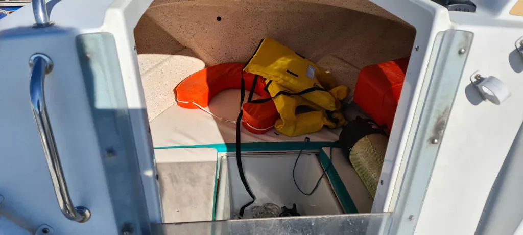 Super occasion : à vendre bateau à moteur Quicksilver cabine sur le port de Bandol 83150