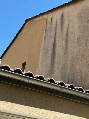 Rénovation complète à Toulouse : Nettoyage de façade et traitement de toiture par drone
